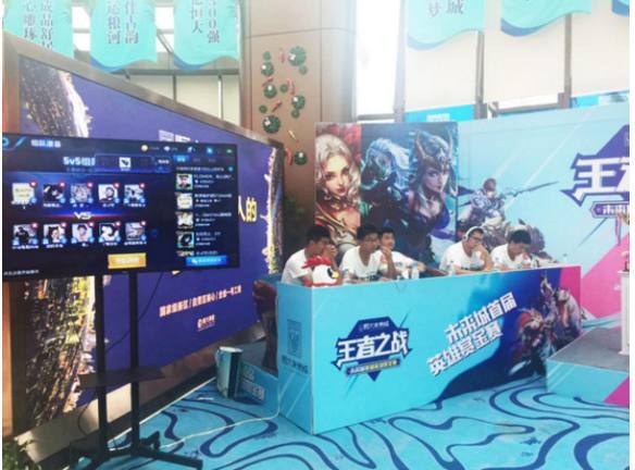 LPL主持余霜昨日赛后返图：这应该算芭比粉了吧～