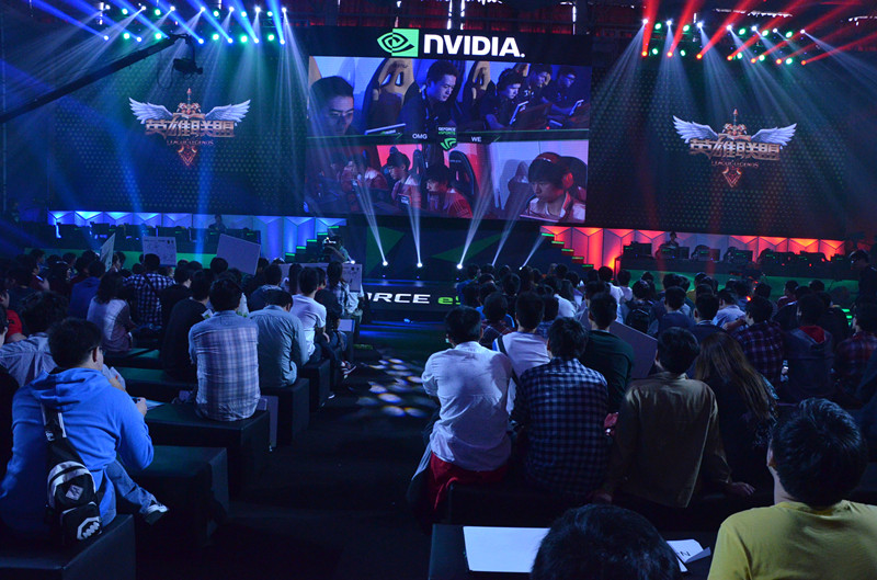 Anyone's Legend 发布了全队的新年祝福视频：在新年的前夕迎接新年，愿金蛇为您带来更多祝福！